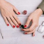 Il metodo infallibile per fare una manicure perfetta a casa che dura come lo smalto semipermanente