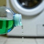 Il segreto del tappo di plastica della bottiglia per dosare il detersivo della lavatrice senza sprechi
