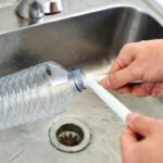 Il segreto del tappo di plastica per sturare il lavandino senza ricorrere a prodotti chimici