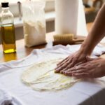 Il segreto della farina per togliere le macchie di olio fresco dai vestiti senza lasciare l'alone