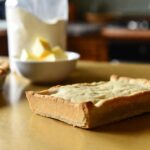 Il segreto per fare una pasta frolla perfetta che si scioglie in bocca (il trucco del burro freddo)