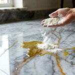 Il trucco del borotalco per assorbire l'olio da cucina rovesciato sul pavimento di marmo in pochi secondi