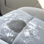 Il trucco del borotalco per rimuovere le macchie di unto dai sedili dell'auto in tessuto