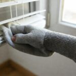 Il trucco del calzino spaiato per pulire i punti più inaccessibili della casa