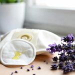Il trucco del dischetto di cotone impregnato di essenza di lavanda da infilare nel sacchetto dell'aspirapolvere