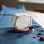 Il trucco del ghiaccio per togliere la gomma da masticare dai tessuti