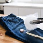 Il trucco del ghiaccio secco per togliere le macchie di gomma da masticare dai pantaloni