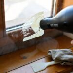 Il trucco del phon per rimuovere gli adesivi vecchi dai vetri o dai mobili senza lasciare colla