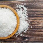 Il trucco del sale grosso per assorbire l'umidità dagli angoli della casa in modo naturale