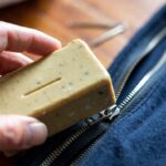 Il trucco del sapone di Marsiglia solido per allentare una cerniera lampo che si incastra continuamente