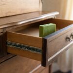 Il trucco del sapone di Marsiglia solido per far scivolare i cassetti di legno che si incastrano