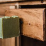 Il trucco del sapone di Marsiglia solido per far scivolare i cassetti e le porte rumorose