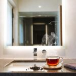 Il trucco del tè nero per pulire gli specchi di casa senza lasciare aloni o fastidiosi pelucchi
