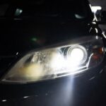 Il trucco della carta abrasiva finissima per lucidare i fari opachi della tua auto