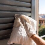 Il trucco della federa vecchia per pulire le persiane senza far cadere la polvere sui balconi