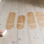 Il trucco della gomma da cancellare per rimuovere i segni neri delle scarpe dal pavimento in legno