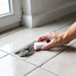 Il trucco della gomma da cancellare per togliere le strisciate nere di scarpe dal pavimento