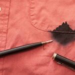 Il trucco della lacca per capelli per eliminare le macchie di penna a sfera dai tessuti bianchi