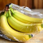 Il trucco della pellicola trasparente avvolta attorno al picciolo delle banane per non farle annerire subito