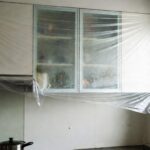 Il trucco della pellicola trasparente sopra i pensili della cucina per non dover mai più spolverare il grasso