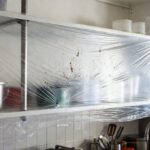 Il trucco della pellicola trasparente sopra i ripiani alti della cucina per non pulire più il grasso