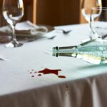 Il trucco dell'acqua frizzante per eliminare le macchie fresche di vino rosso dalla tovaglia pulita