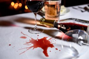 Il trucco dell'acqua frizzante per togliere le macchie fresche di vino rosso dalla tovaglia