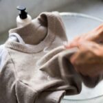 Il trucco dello shampoo neutro per lavare i maglioni di lana a mano senza rischiare di restringerli