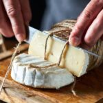 Il trucco dello spago umido per tagliare il formaggio morbido senza farlo attaccare alla lama del coltello