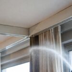 Il trucco dello spray per vetri per far scorrere di nuovo le tende inceppate sui binari