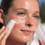 Il trucco per applicare la crema solare sul viso senza rovinare il make-up estivo