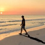 Il trucco per camminare in spiaggia senza bruciarti i piedi