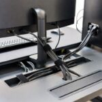 Il trucco per non far aggrovigliare mai più i cavi dietro la scrivania del computer