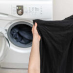 Il trucco per non far stingere i tuoi vestiti neri preferiti dopo i primi lavaggi in lavatrice