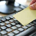 Il trucco per pulire la tastiera del PC usando solo un post-it usato