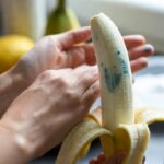Il trucco per rimuovere le macchie di inchiostro dalle mani usando un ingrediente naturale