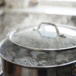 La tecnica per far bollire più velocemente l'acqua della pentola
