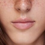 L'abitudine di bellezza di 2 minuti la sera per risvegliarsi con labbra morbide e idratate
