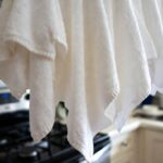 L'errore che commetti quando usi l'ammorbidente sui canovacci della cucina che li rende inutili