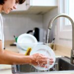 L'errore che fai quando lavi i piatti a mano che ti fa sprecare un'infinità di acqua e detersivo