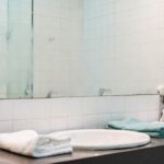 L'errore che fai quando pulisci lo specchio del bagno che crea l'effetto appannato permanente