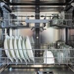 L'errore comune nel caricare i piatti in lavastoviglie che impedisce all'acqua di raggiungere il cestello superiore