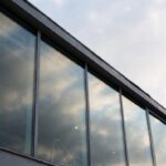 Perché dovresti evitare di pulire i vetri di casa quando c'è il sole diretto sulle finestre