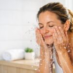 Perché dovresti fare attenzione alla temperatura dell'acqua quando lavi il viso la mattina
