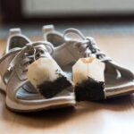 Perché dovresti infilare una bustina di tè usata e asciutta dentro le scarpe da ginnastica stasera
