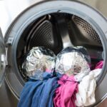 Perché dovresti mettere tre palline di carta stagnola nel cestello della lavatrice prima del lavaggio