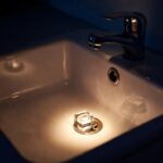 Perché dovresti mettere un cubetto di ghiaccio nel lavandino della cucina prima di andare a dormire