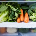 Perché dovresti mettere un foglio di carta da cucina sul fondo del cassetto delle verdure