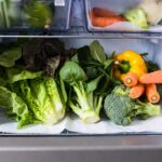 Perché dovresti mettere un foglio di carta da cucina sul fondo del cassetto delle verdure nel frigo