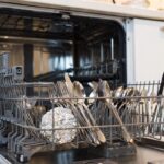 Perché dovresti mettere un foglio di carta stagnola nella lavastoviglie stasera